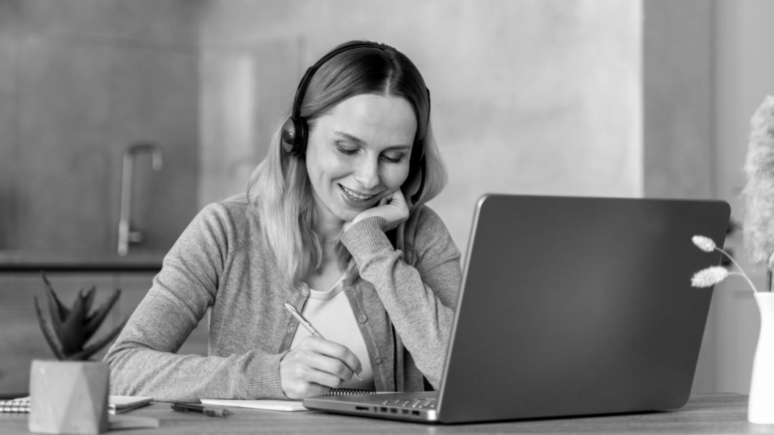 Fotožurnalista pracující v terénu s fotoaparátem